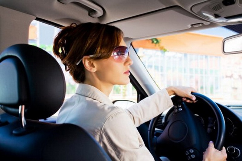 5 วิธีลดความเสี่ยงเมื่อผู้หญิงต้องขับรถคนเดียว